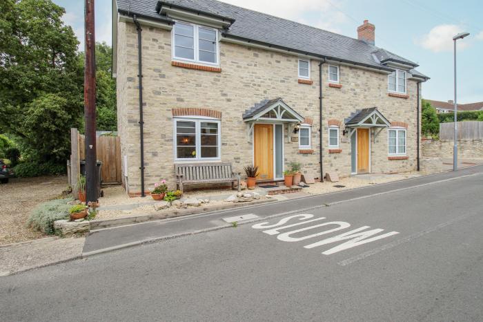 Wren, Upwey, Dorset. Two-bedroom, stylish home with enclosed garden. Near amenities and attractions.