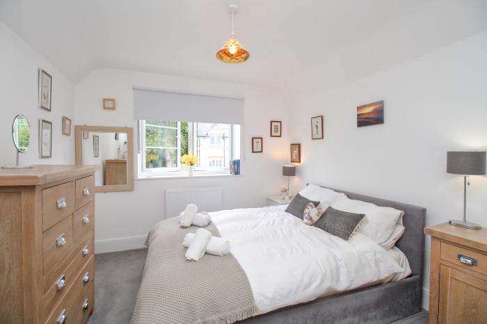 Wren, Upwey, Dorset. Two-bedroom, stylish home with enclosed garden. Near amenities and attractions.