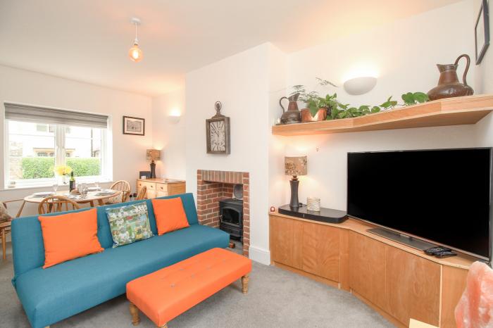 Wren, Upwey, Dorset. Two-bedroom, stylish home with enclosed garden. Near amenities and attractions.