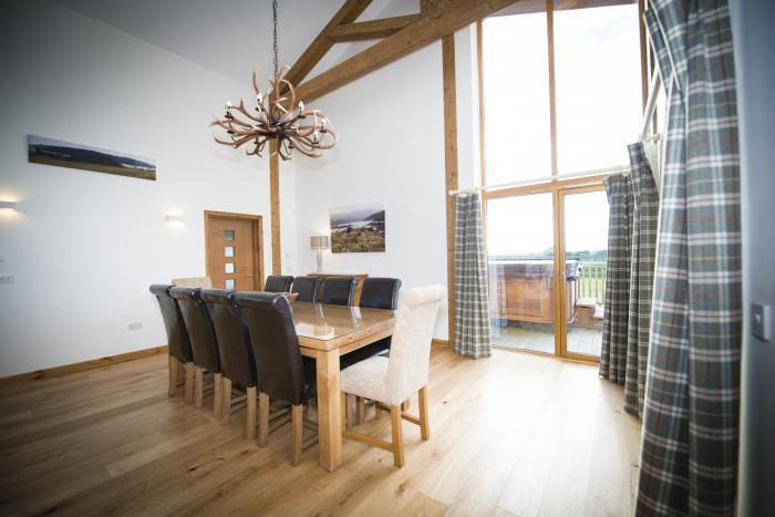 Atlas, Cawdor, Highlands Four-bedroom log cabin with rural views. Family-friendly. Hot tub and sauna