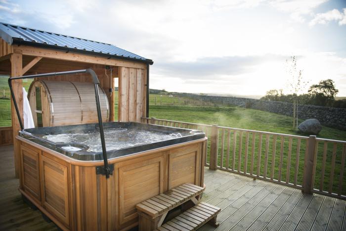 Atlas, Cawdor, Highlands Four-bedroom log cabin with rural views. Family-friendly. Hot tub and sauna