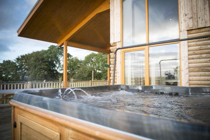 Atlas, Cawdor, Highlands Four-bedroom log cabin with rural views. Family-friendly. Hot tub and sauna