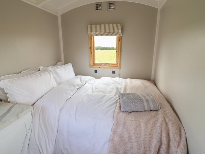 Shepherds Hut, near Scunthorpe, Lincolnshire. Studio-style shepherd's hut, ideal for couples. Rural.