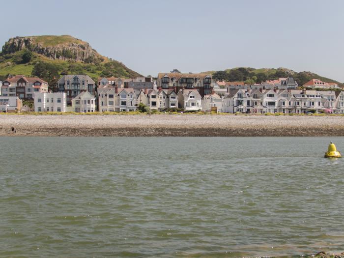 The Moorings in Deganwy, Conwy. First-floor apartment, near the beach and amenities. Couples retreat