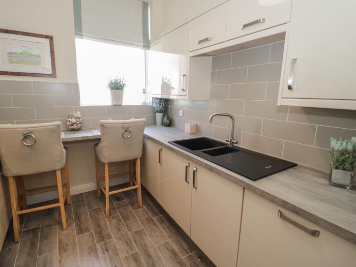 The Moorings in Deganwy, Conwy. First-floor apartment, near the beach and amenities. Couples retreat