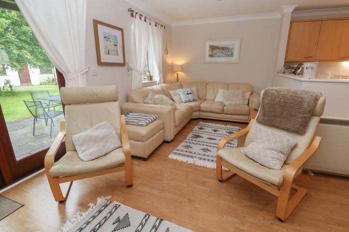 Alberts Den is in Falmouth, Cornwall. Close to amenities and a beach. Near The Lizard Heritage Coast