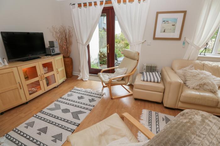 Alberts Den is in Falmouth, Cornwall. Close to amenities and a beach. Near The Lizard Heritage Coast