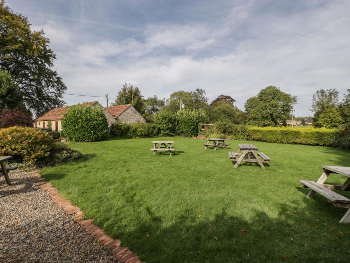 The Paddock near Wells, Somerset. One-bedroom cottage, ideal four couples. Near AONB. Near amenities