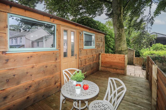 Frongoch Shepherd's Hut, Pentraeth, Anglesey. Studio-style shepherd's hut, ideal for couples. Rural.