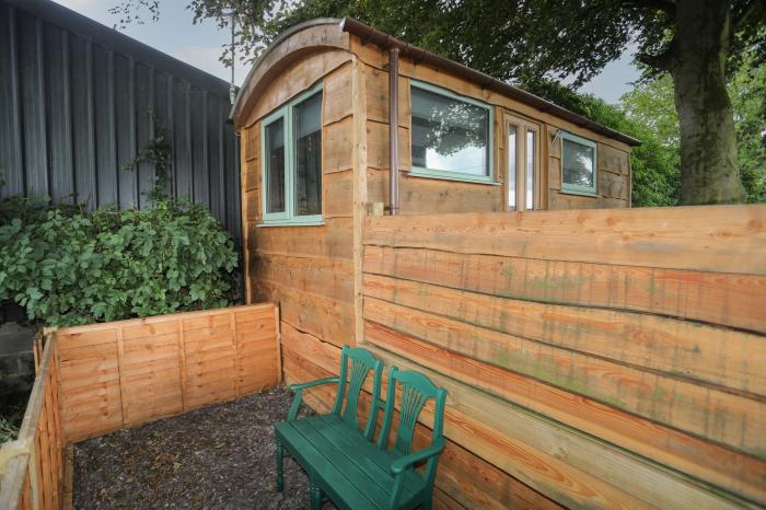 Frongoch Shepherd's Hut, Pentraeth, Anglesey. Studio-style shepherd's hut, ideal for couples. Rural.