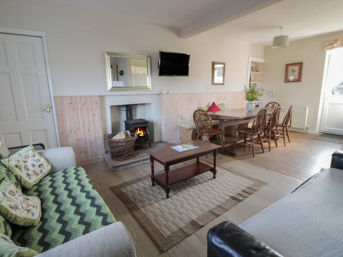 Beachcombers Cottage, Kirkbean near Southerness, Dumfries and Galloway. Smart TV. Woodburning stove.