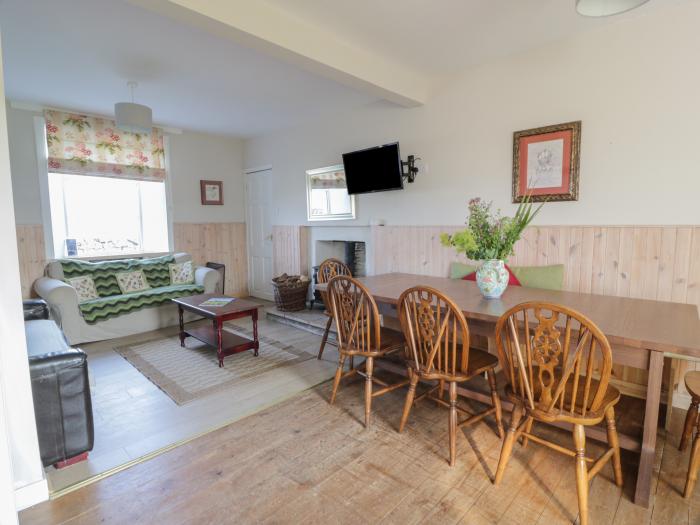 Beachcombers Cottage, Kirkbean near Southerness, Dumfries and Galloway. Smart TV. Woodburning stove.