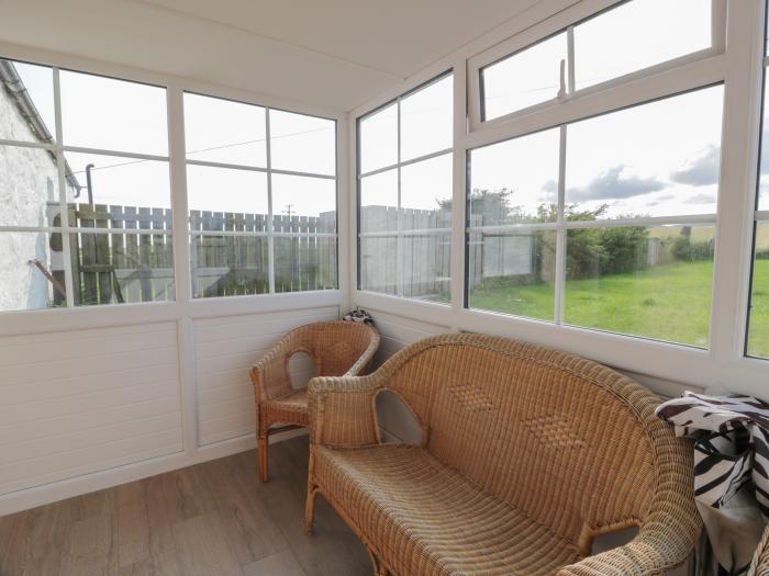 Beachcombers Cottage, Kirkbean near Southerness, Dumfries and Galloway. Smart TV. Woodburning stove.