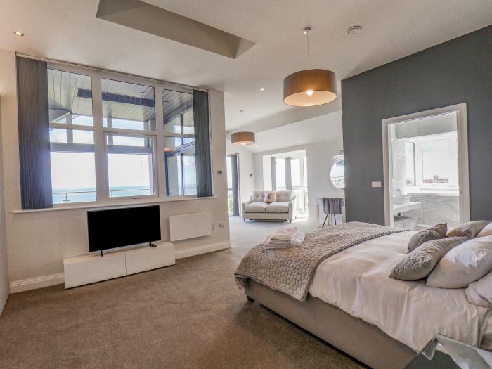 The Penthouse in Scarborough, North Yorkshire. En-suite rooms. Close to amenities and beach. Balcony