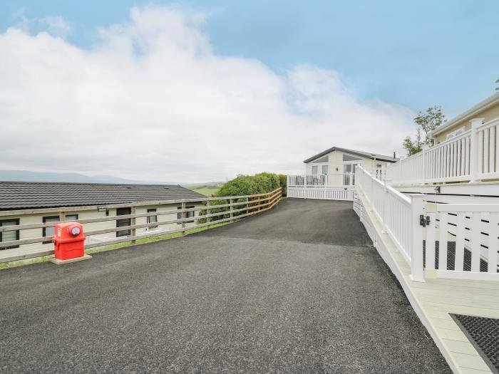 Platinum Lodge, Borth, Ceredigion. Eryri National Park. Close to amenities and a beach. Dog-friendly