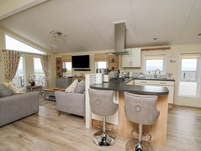 Platinum Lodge, Borth, Ceredigion. Eryri National Park. Close to amenities and a beach. Dog-friendly