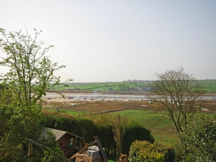 Riverbank Cottage, Alnmouth, Northumberland. Pet-friendly. Patio with furniture. Woodburner. Two bed