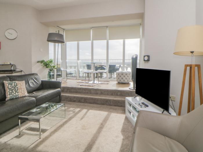 Apartment 10 Astor House is in Plymouth, in Devon. Ground-floor apartment with sea views. Open-plan.