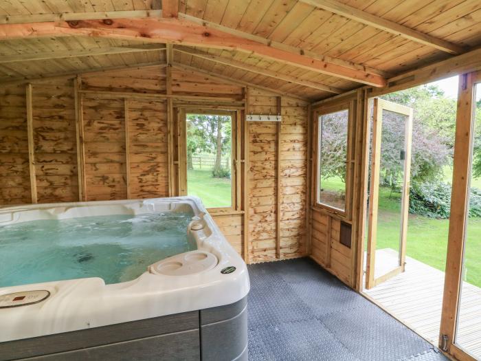 Jasmine, Bydown near Barnstaple, Devon. Off-road parking. Communal grounds. Hot tub. Couple retreat.