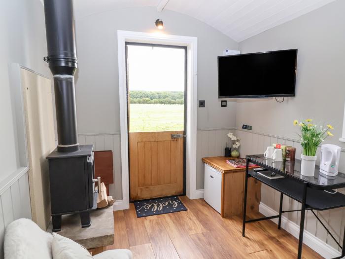 Penny, Pocklington, East Riding of Yorkshire. Near a National Park. Off-road parking. Private patio.
