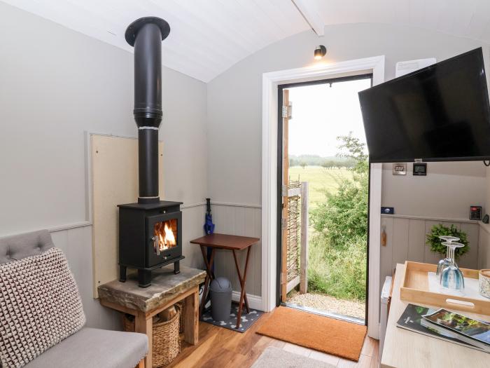 Penny, Pocklington, East Riding of Yorkshire. Near a National Park. Off-road parking. Private patio.