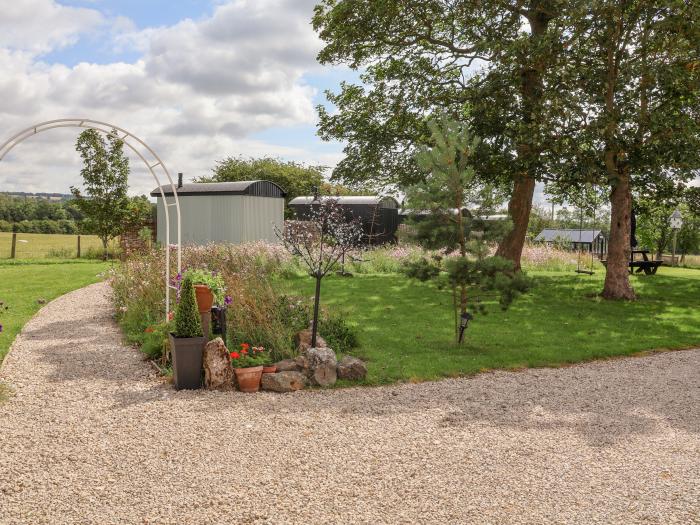 Stormont, Pocklington, East Riding of Yorkshire. Gravelled garden with barbecue. Perfect for couples