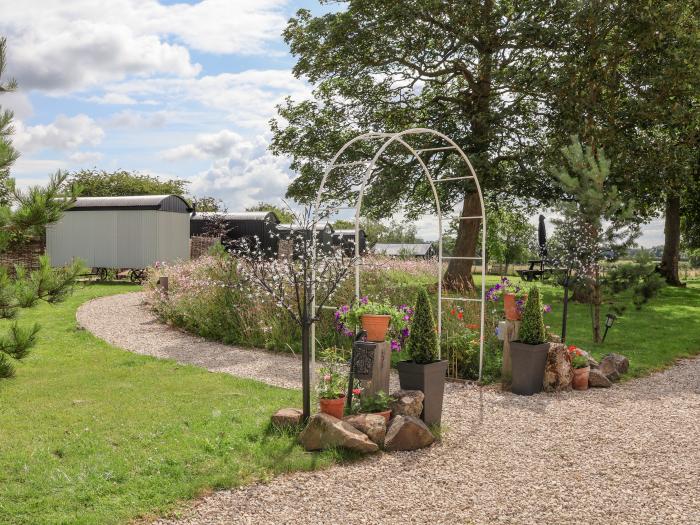 Stormont, Pocklington, East Riding of Yorkshire. Gravelled garden with barbecue. Perfect for couples