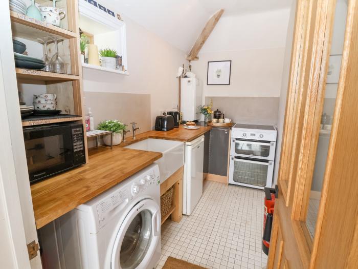 Stormont, Pocklington, East Riding of Yorkshire. Woodburning stove. Private gravelled garden. 1-bed.