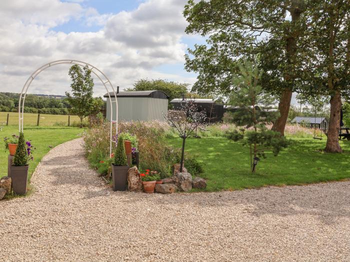 Stormont, Pocklington, East Riding of Yorkshire. Woodburning stove. Private gravelled garden. 1-bed.