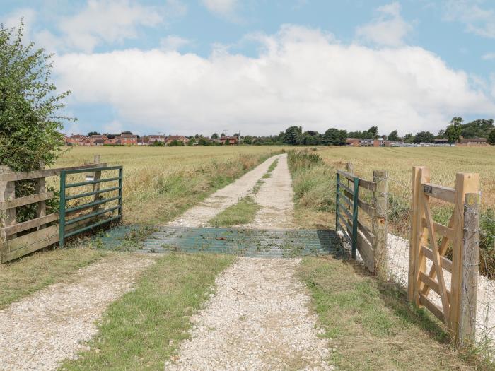 Stormont, Pocklington, East Riding of Yorkshire. Woodburning stove. Private gravelled garden. 1-bed.