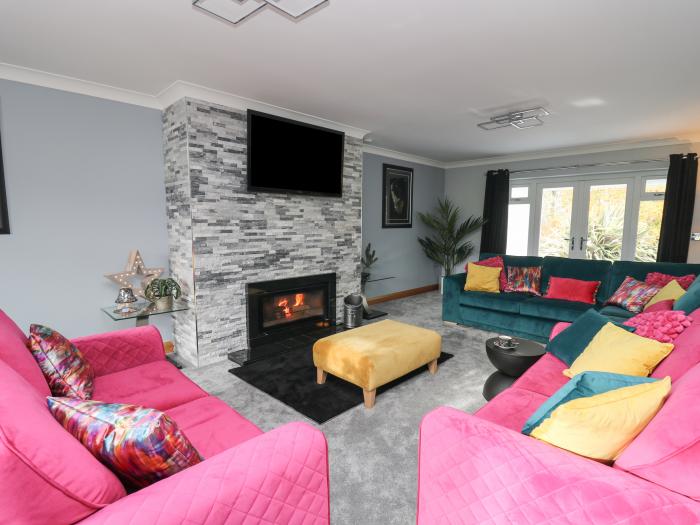 Parc Y Deri in Rhos-y-garth near Aberystwyth, Ceredigion. Hot tub. Large. Off-road parking. Families