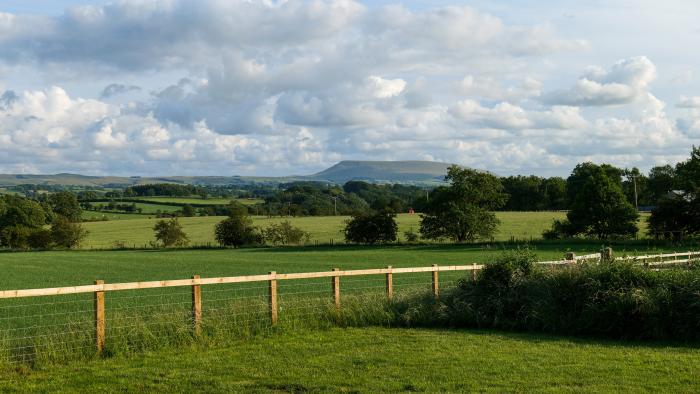 Den, Paythorne, near Gisburn, Lancashire. Near the Forest of Bowland AONB. Studio-style layout. WiFi