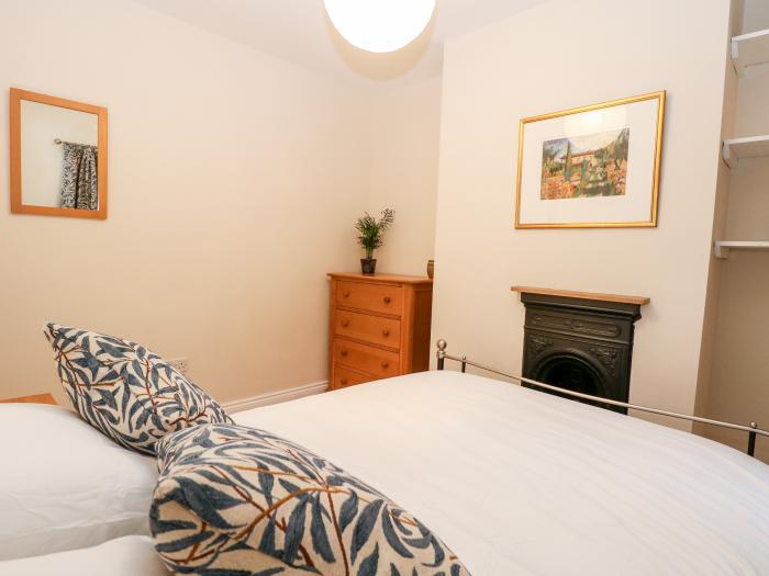 6 Melinda Cottage, East Runton, Norfolk. Close to a shop, a pub, and a beach. Open-plan. Parking. TV