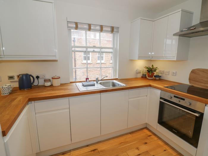 7A Lansdown Place Lane, Cheltenham, Gloucestershire. Close to an AONB. Close to a shop and pub. Oven