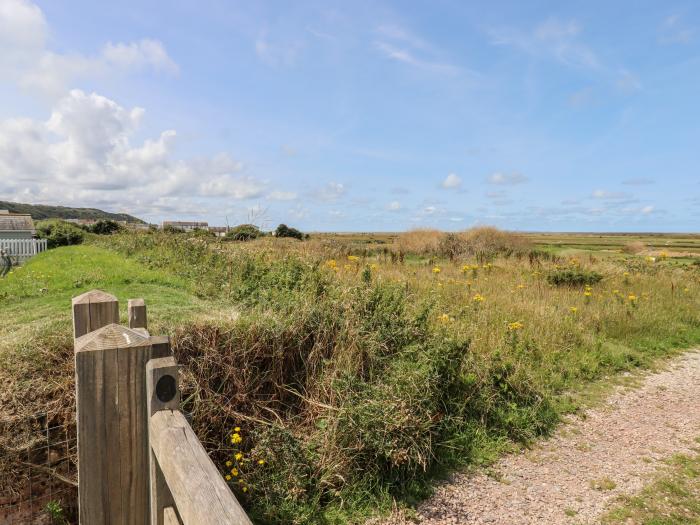 Pebble Ridge View, Westward Ho!, Devon. Pet-friendly. Off-road parking. Hot tub. Reverse-level. WiFi