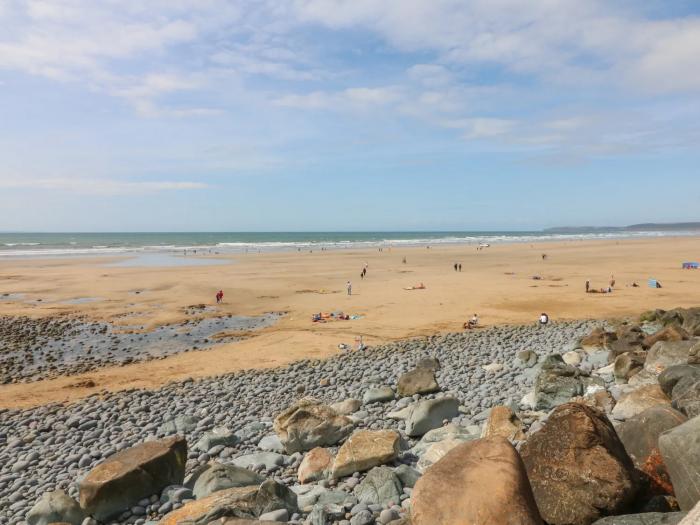 Pebble Ridge View, Westward Ho!, Devon. Pet-friendly. Off-road parking. Hot tub. Reverse-level. WiFi