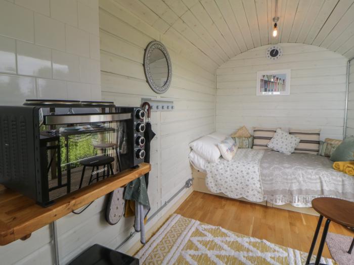 Flora's Hut, Liskeard, Cornwall. One-bedroom. Off-road parking. Serene setting. External shower room