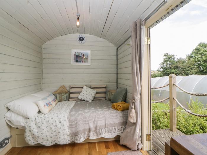 Flora's Hut, Liskeard, Cornwall. One-bedroom. Off-road parking. Serene setting. External shower room