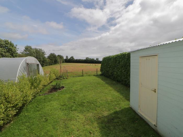 Flora's Hut, Liskeard, Cornwall. One-bedroom. Off-road parking. Serene setting. External shower room