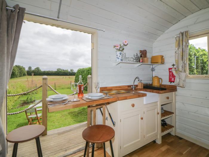 Flora's Hut, Liskeard, Cornwall. One-bedroom. Off-road parking. Serene setting. External shower room