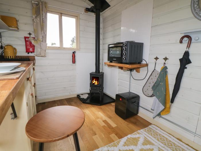 Flora's Hut, Liskeard, Cornwall. One-bedroom. Off-road parking. Serene setting. External shower room