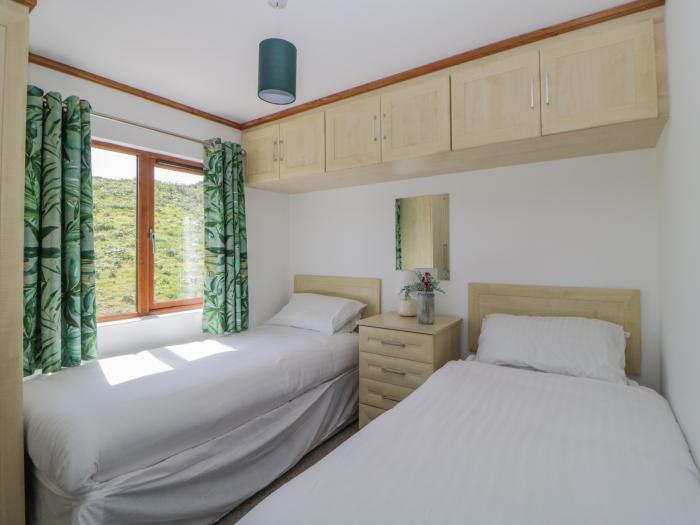 Three Views Lodge, Whitsand Bay, Cornwall. Single-storey. 3 bedrooms. Decking. Off-road parking. TV.