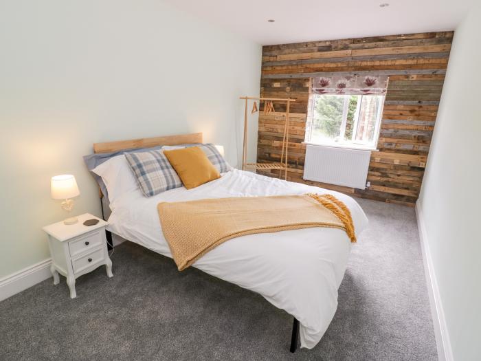 The Granary Cottage is near Worcester, in Worcestershire. Three-bedroom, pet-friendly home. Stylish.