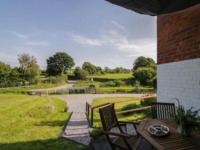 Wokkon Lodge nearby Pontesbury, Shropshire. Woodburning stove. Off-road parking. Pet-friendly. WiFi.