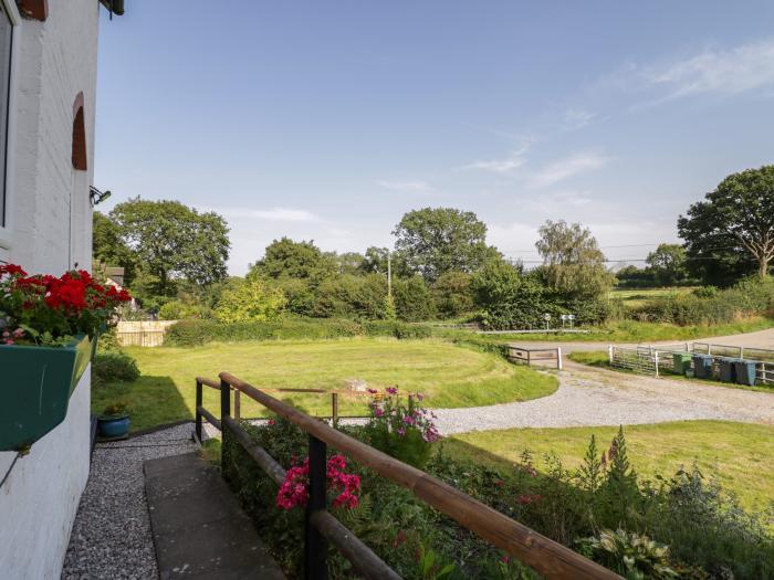 Wokkon Lodge nearby Pontesbury, Shropshire. Woodburning stove. Off-road parking. Pet-friendly. WiFi.