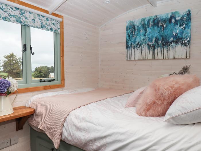 Lottie's Hut, Okehampton, Devon. Woodburning stove. Ideal for couples. King-size bed. Smart TV. WiFi