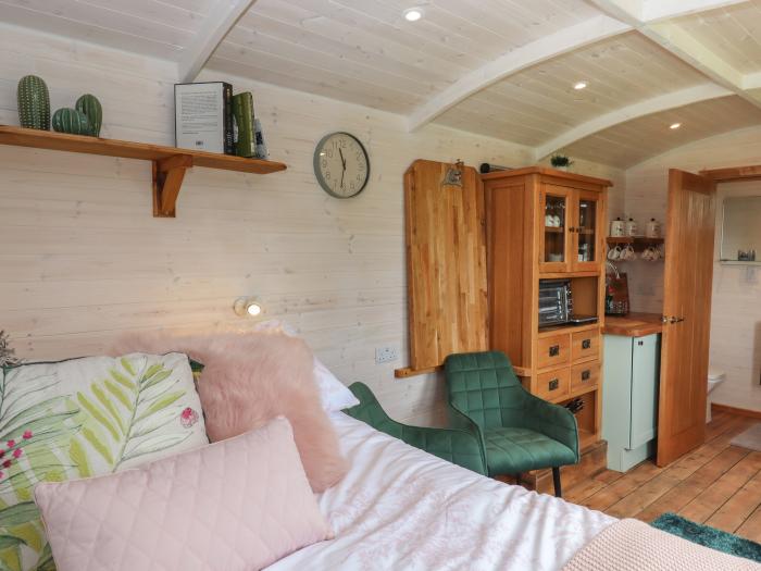 Lottie's Hut, Okehampton, Devon. Woodburning stove. Ideal for couples. King-size bed. Smart TV. WiFi