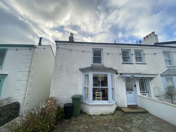 3 Victoria Terrace, is in Portscatho, Cornwall. Close to amenities and a beach. Smart TV. Woodburner