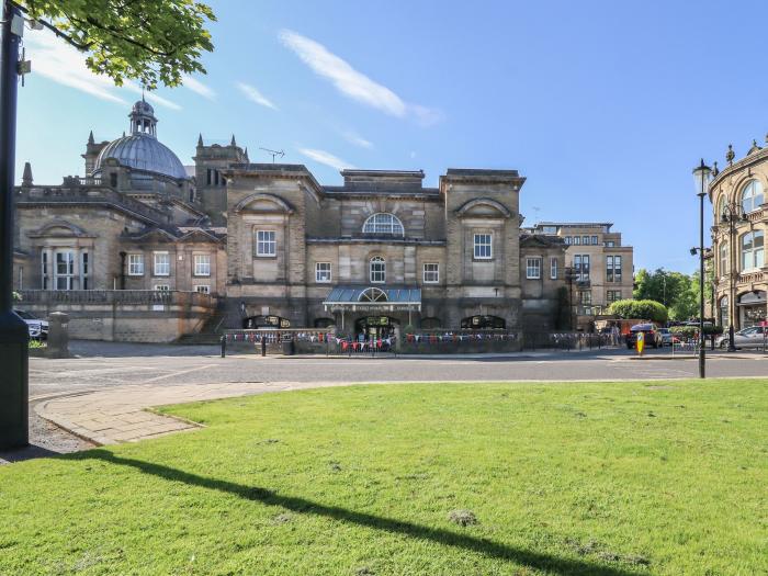 3 Glendowne Terrace in Harrogate, North Yorkshire. Smart TV. Off-road parking. Gravelled courtyard.