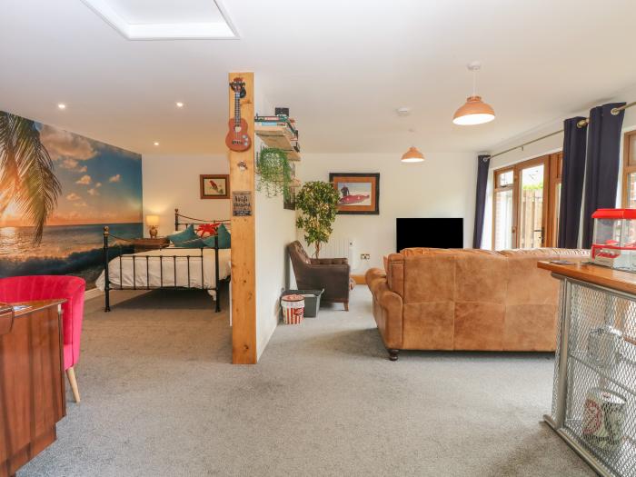 The Bull Pen, Rackheath, Norfolk. 1 bedroom. Ideal for couples. Smart TV. Parking and Pet-friendly.